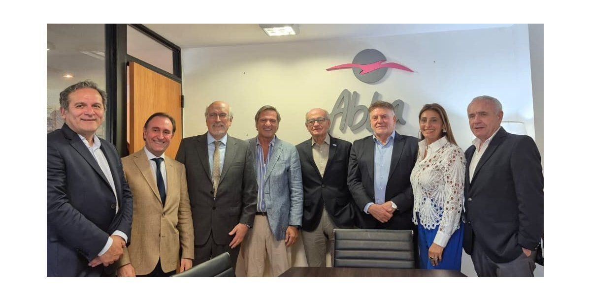 Marcos Díaz, secretario general del Ente de Turismo de Tucumán; junto a Jorge Blanco, presidente de Su Crédito; Héctor Viñuales, presidente de la Cámara de Turismo de Tucumán; Bernardo Racedo Aragón, CEO de Grupo Racedo Aragón; Gregorio Werchow, director de ABBA Tour & Meeting; Domingo Amaya, presidente del Ente Tucumán Turismo; Cecilia Anan, de la Cámara de Transporte de Tucumán; y Pedro Omodeo, CEO de Latin Lemon.