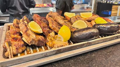 Villegas Restó & Grill ofrece a los visitantes de Buenos Aires una auténtica experiencia de carnes a la parrilla.