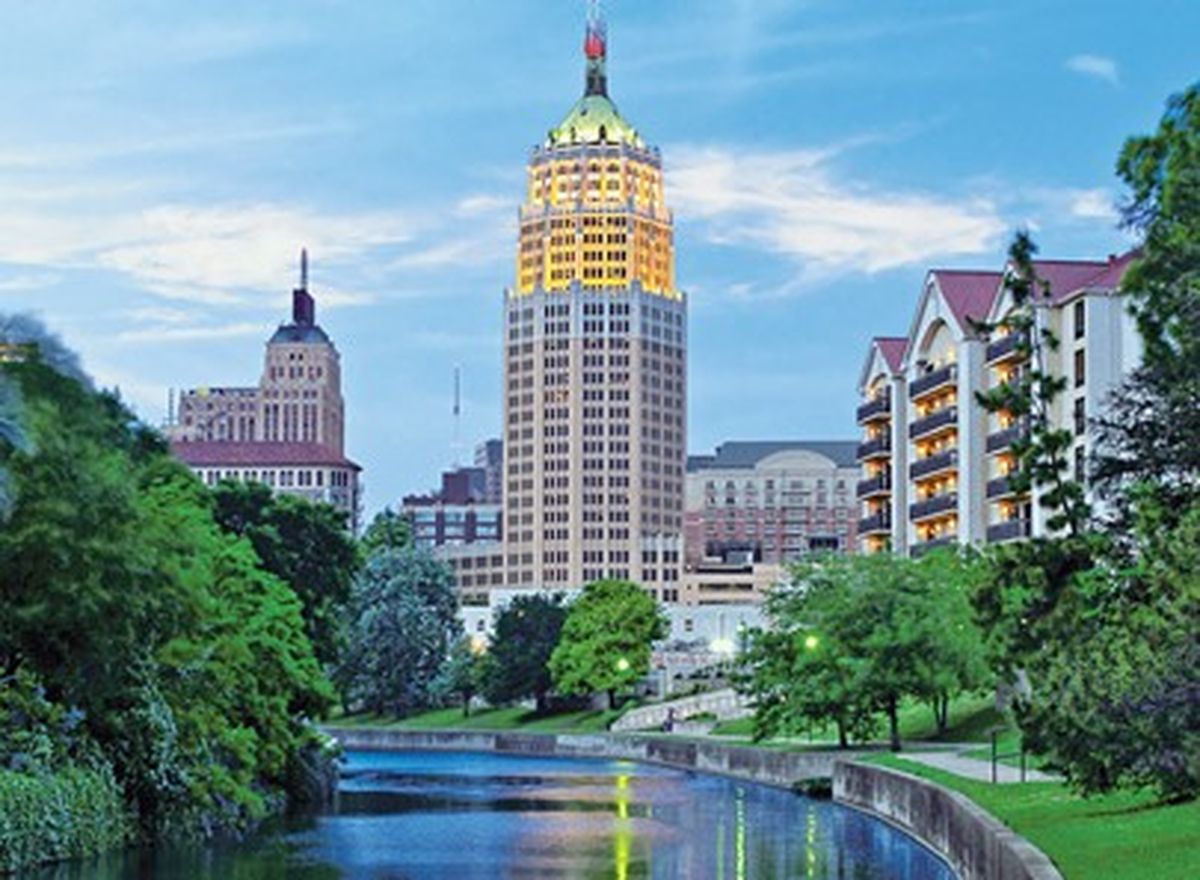 Tower Life, junto al río San Antonio, todo un símbolo de la pujanza de la urbe. 