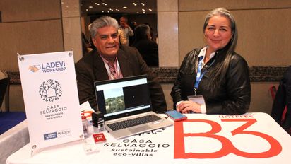 Jennifer Gordillo, líder Tour & Travel de la compañía, junto a su equipo en Ladevi Workshop Bogotá.