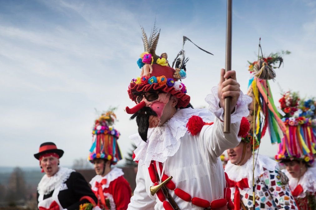  Las máscaras de carnaval tienen su forma y función tradicional, y generalmente las ocupan solamente los hombres.