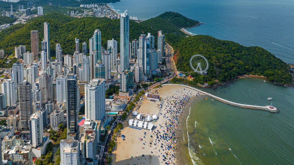 Playas, clima cálido y conectividad aérea posicionan a Brasil como el destino más reservado por los chilenos este verano.