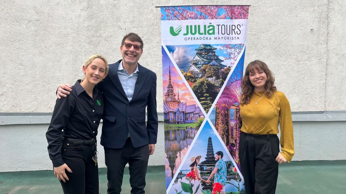Alexandra Espinosa, agente comercial de Juliá Tours; Roger Haumueller y Patsy Flores, ejecutiva de Producto de la operadora.