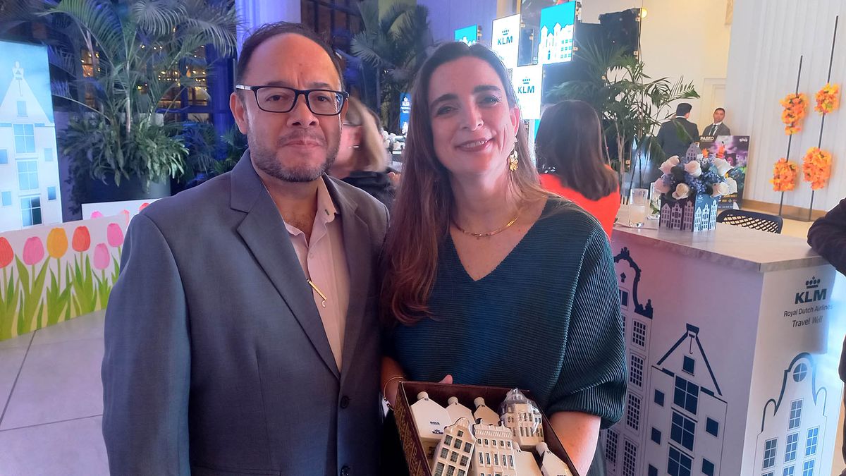 Santiago Yumbla, gerente general de la agencia de viajes Holidays Travel, y Marie-Noëlle Landázuri, gerente de KLM en Ecuador. Santiago Yumbla, gerente general de la agencia de viajes Holidays Travel, y Marie-Noëlle Landázuri, gerente de KLM en Ecuador.