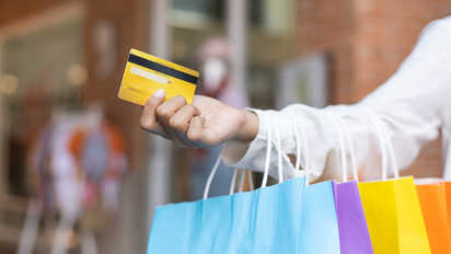 Vacaciones seguras: por qué evitar tarjetas físicas y cómo pagar