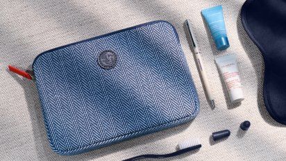 Air France ofrece kits reutilizables que contienen un cepillo de dientes y un bolígrafo fabricados con paja de maíz, tapones para los oídos envueltos en papel Kraft, entre otros elementos.