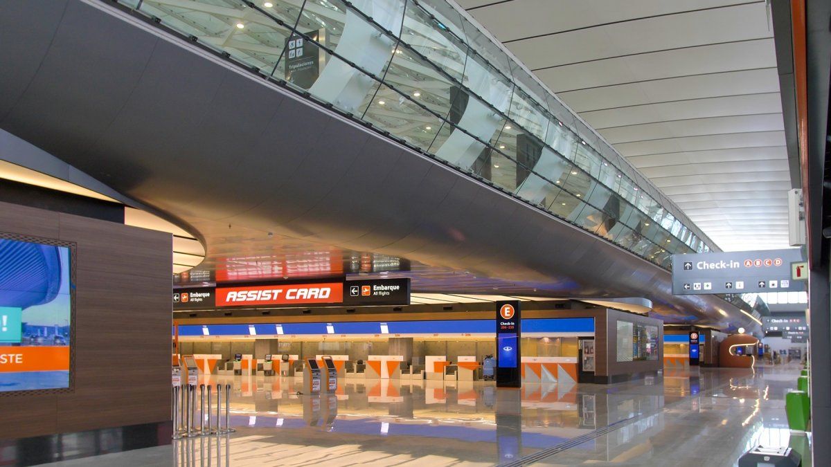 Uno de los costados de la nueva Terminal de Partidas del Aeropuerto de Ezeiza. Se puede ver una de las islas de check-in.