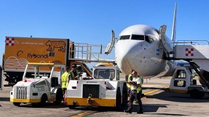 Uno de los equipos de rampa de Flybondi, que ahora podrá brindar servicios a terceras compañías.