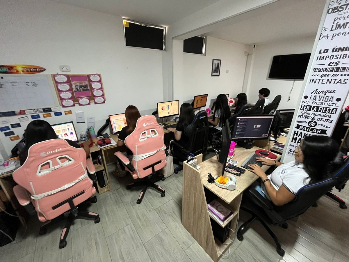Colaboradores de Centro Consular laborando.