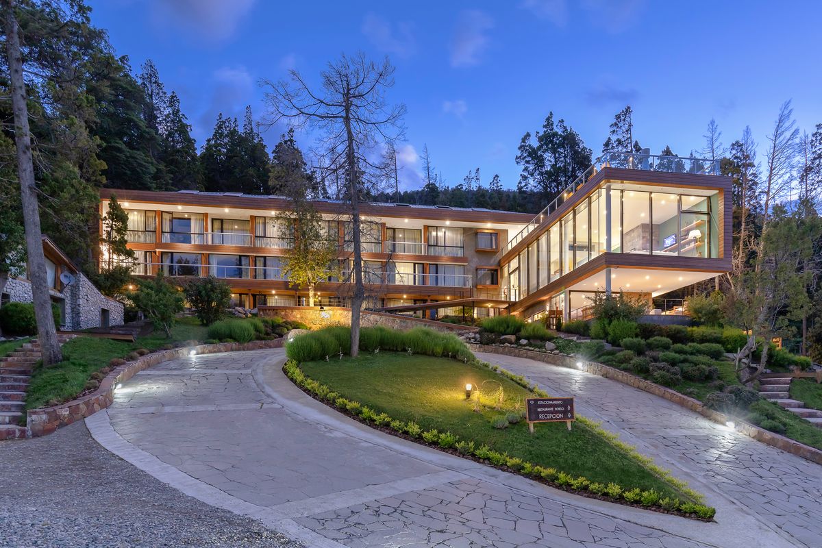 Alto Traful es un hotel soñado ubicado en la Patagonia.