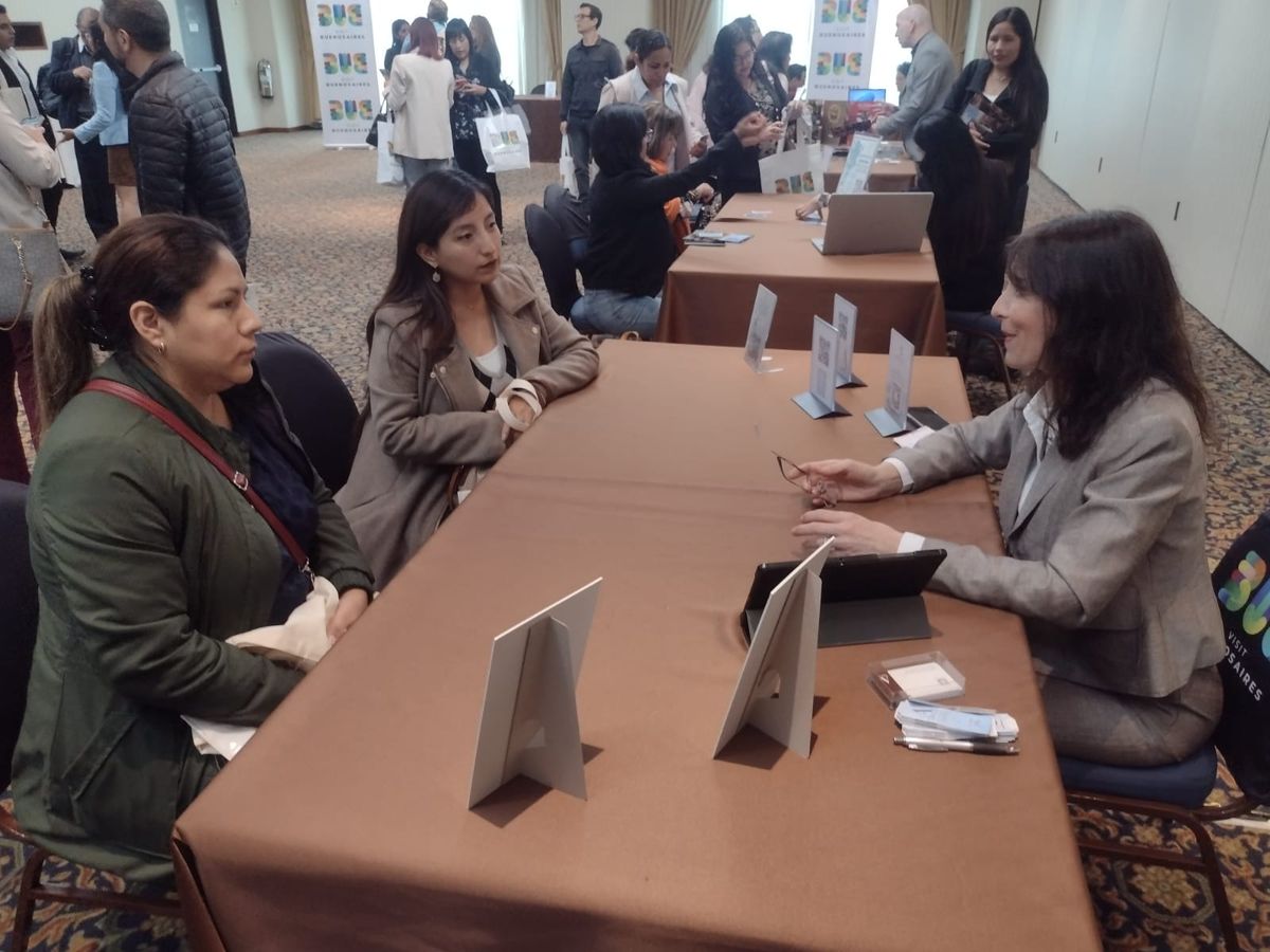 Profesionales de Lima buscando información sobre Buenos Aires.
