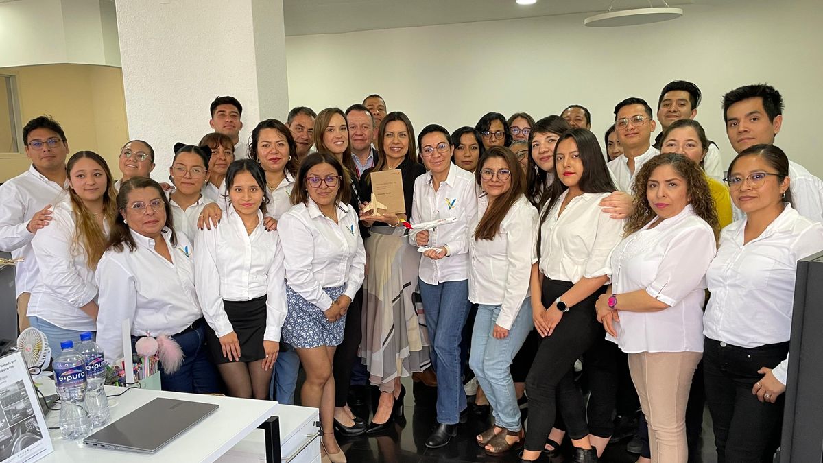 El equipo de Volando Viajes celebró el premio recibido por Iberia.