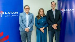 Mateo Estrella, ministro de Turismo; Mónica Fistrovic, CEO de Latam Airlines Ecuador; y Roberto Luque, ministro de Transporte.
