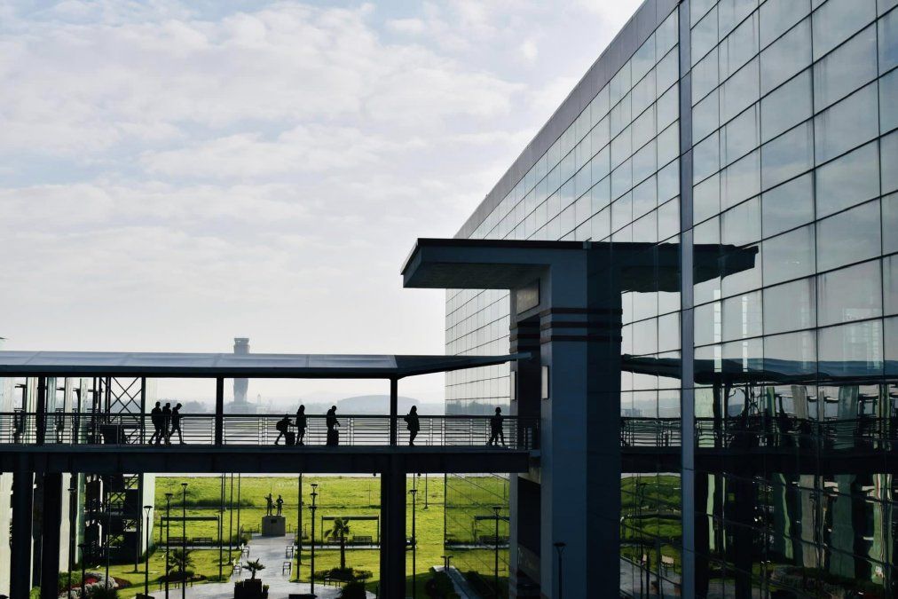 El AIFA también duplicó su tránsito de pasajeros del extranjero en un 141.3 por ciento anual, según la comparativa entre febrero de 2023 y el mismo mes, pero de 2024. El AIFA también duplicó su tránsito de pasajeros del extranjero en un 141.3 por ciento anual, según la comparativa entre febrero de 2023 y el mismo mes, pero de 2024.