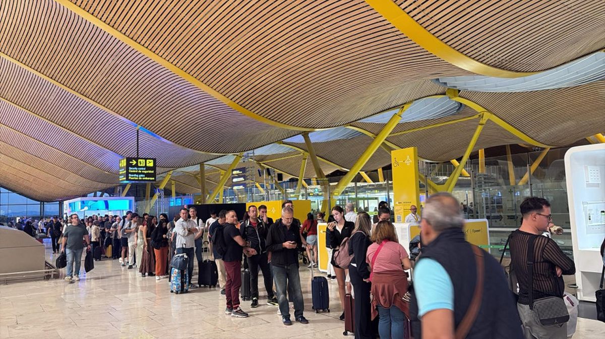 Colas kilométricas en el aeropuerto de Barajas por la huelga de personal de seguridad.