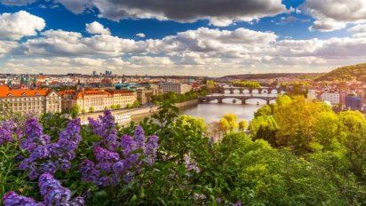República Checa: los runners o los amantes de las caminatas al amanecer pueden disfrutar varias rutas por el centro de Praga y sus alrededores como por ejemplo la que recorre ambos lados del río Moldava.