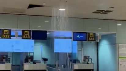 Puerta de embarque del aeropuerto de El Prat encharcada por una fuga de agua tras las fuertes lluvias registradas en las últimas horas.