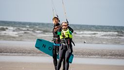 altText(Puerto Madryn en modo adrenalina: el plan perfecto para aprender kitesurf y wing foil este verano)}