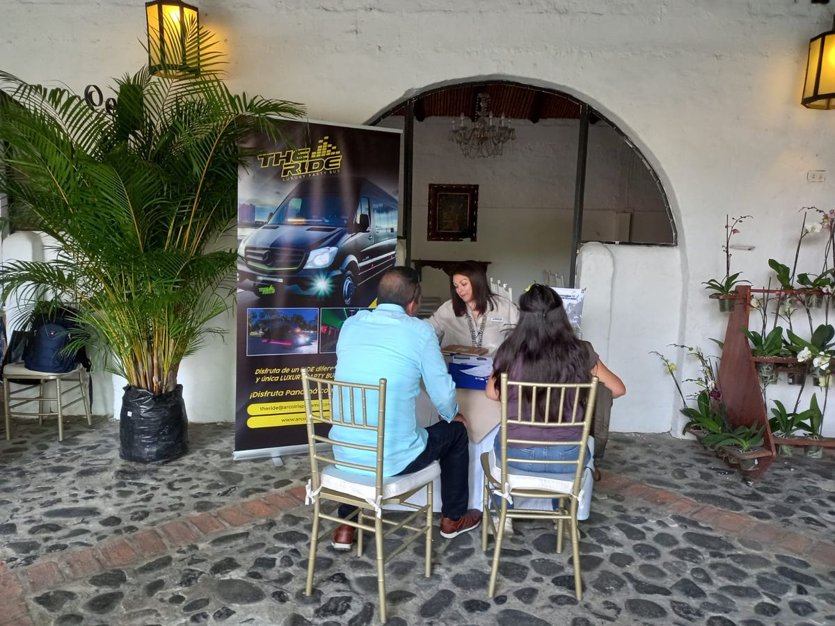 Caravana de promoción de Universal Group en Colombia.