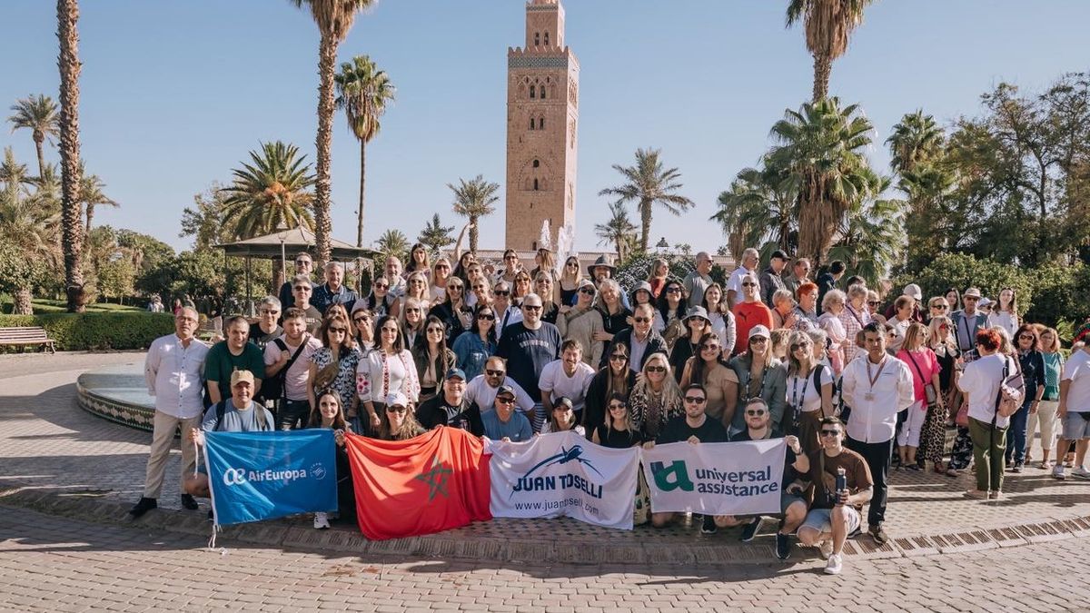 El grupo de agentes, partners y equipo de Juan Toselli en una de las paradas marroquíes.