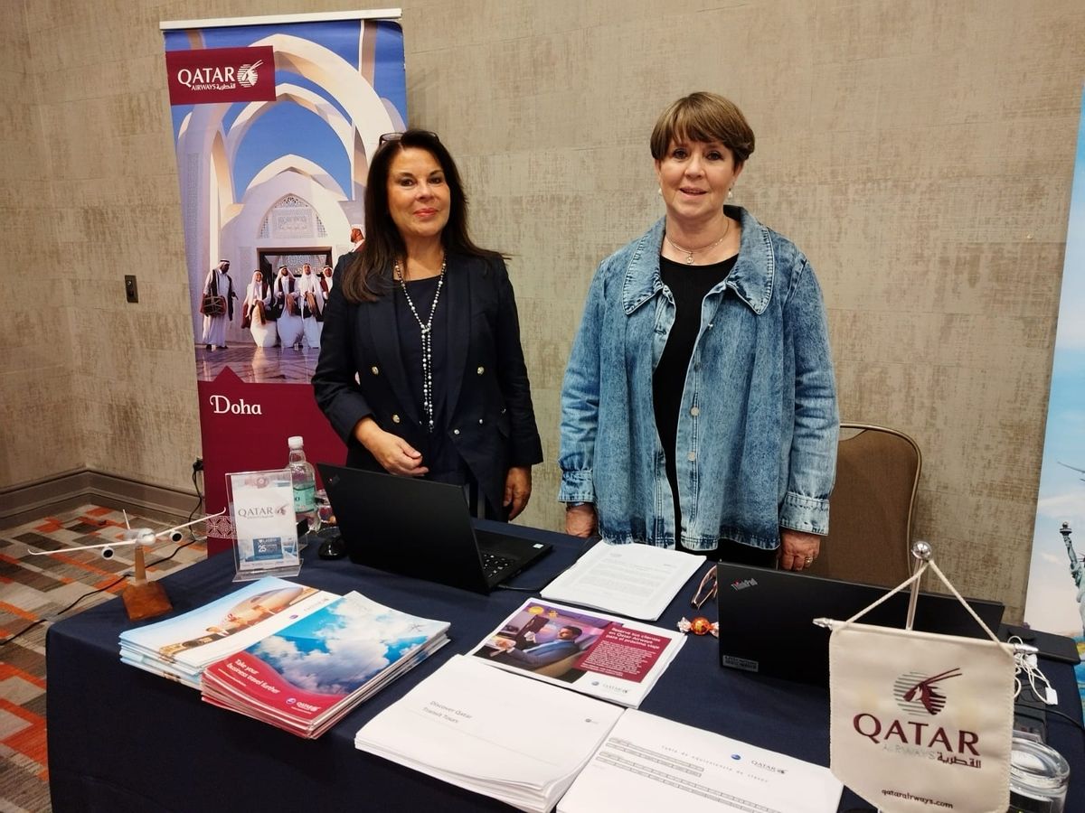Qatar Airways promueve sus vuelos en el Workshop Ladevi Chile: María Virginia García y María Eugenia Peters.