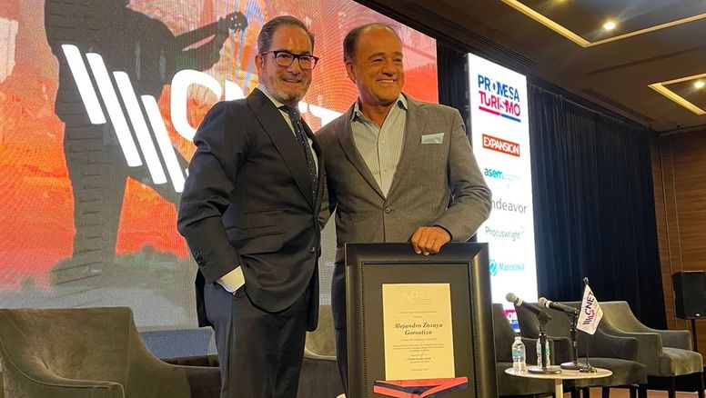 Entrega de la Presea Presea al Liderazgo Turístico 2022 de CNET: Braulio Arsuaga, presidente del CNET; y Alejandro Zozaya, vicepresidente de CNET y fundador de AMResorts.