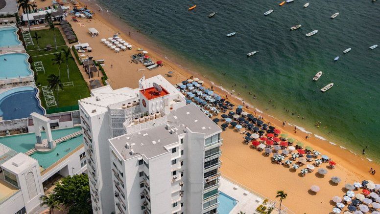 Organizaciones de prestadores turísticos y comerciantes de Acapulco reclaman la respuesta del gobierno ante la necesidad de acciones de promoción turística.