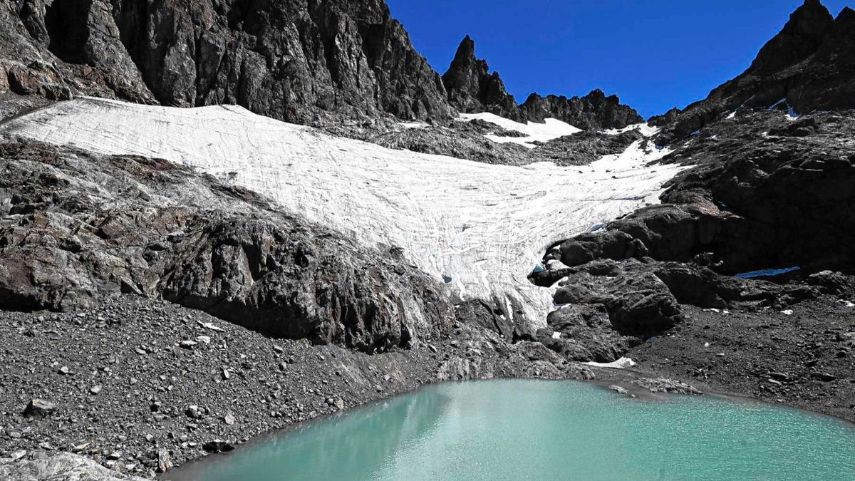 La Laguna del Ventisquero es un paisaje increíble que puede visitarse en verano en el Cerro Perito Moreno desde El Bolsón.