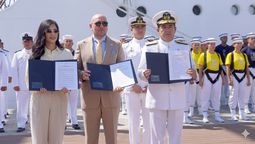 La viceministra de Turismo María José Reshuan y el ministro de Defensa Gian Carlo Loffredo, en la ceremonia de zarpe del Buque Escuela Guayas, que se utilizará para promoción turística.