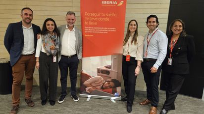 Equipo de Iberia en Lima, presentando la ampliación de vuelos entre Lima y Madrid.