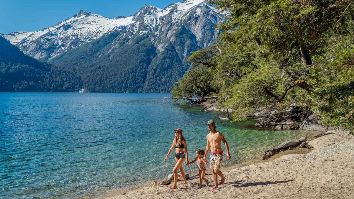 Aerolíneas Argentinas es la compañía con mayor oferta de vuelos a Bariloche. Aerolíneas Argentinas es la compañía con mayor oferta de vuelos a Bariloche.