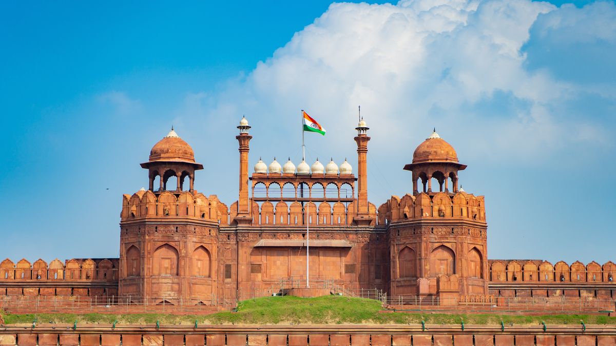 Delhi combina la intensidad de su ciudad vieja con la monumentalidad administrativa de la capital construida durante el Raj británico. Delhi combina la intensidad de su ciudad vieja con la monumentalidad administrativa de la capital construida durante el Raj británico.
