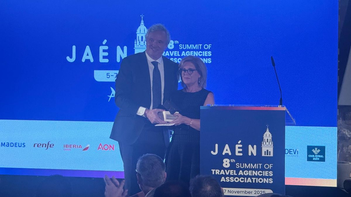 Fina Muñoz (CEO de IAG7 viajes) recibe el distintivo Matilde Torres de CEAV.