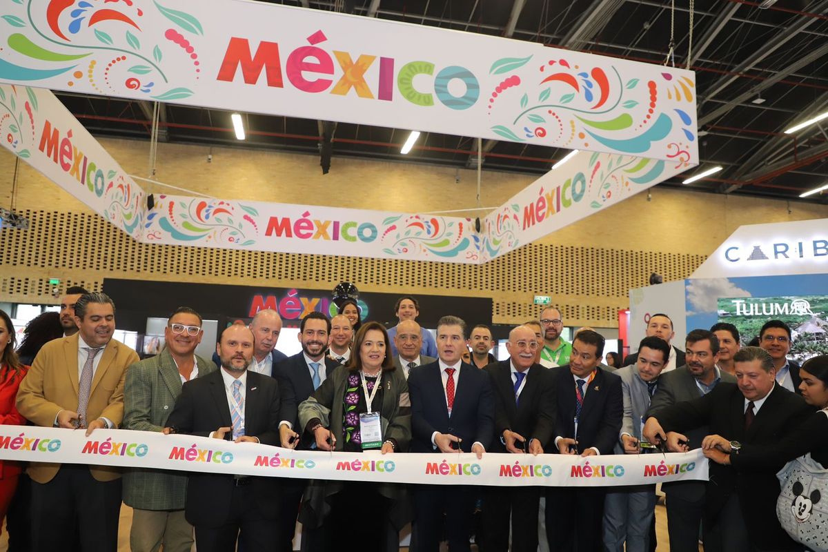 Autoridades en el corte de cinta del stand del Caribe mexicano en la VItrina Turística Anato 2023.