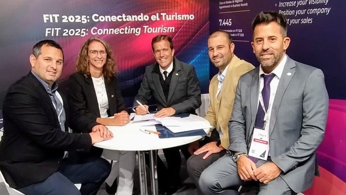 Andrés Deyá, presidente de Faevyt, y Diego Lapenna, ministro de Turismo y Áreas Protegidas de Chubut, rubricaron el acuerdo para que las agencias de viajes chubutenses se unan al RNAV.