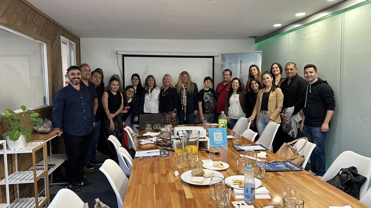 El equipo de Volando Viajes junto a Soula Kouluri, Manager Director de Mediterranean Jet, y los agentes de viajes que asistieron a la capacitación.