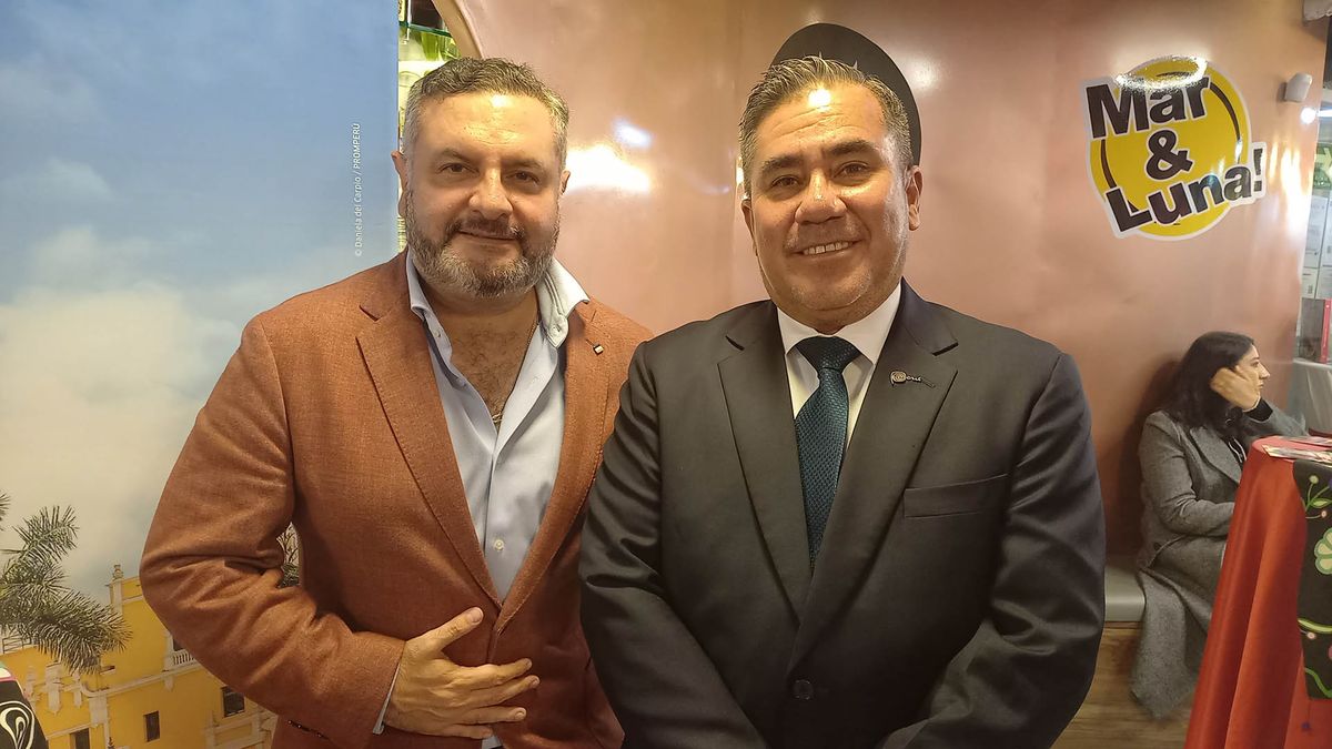 Fidel Murgueytio, gerente general de Maxitravel, y Gustavo García, consejero económico comercial de Perú en Ecuador.