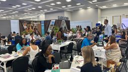 Empresarios en rondas de negocio en el Caribbean Travel Marketplace 2025, en Antigua y Barbuda.