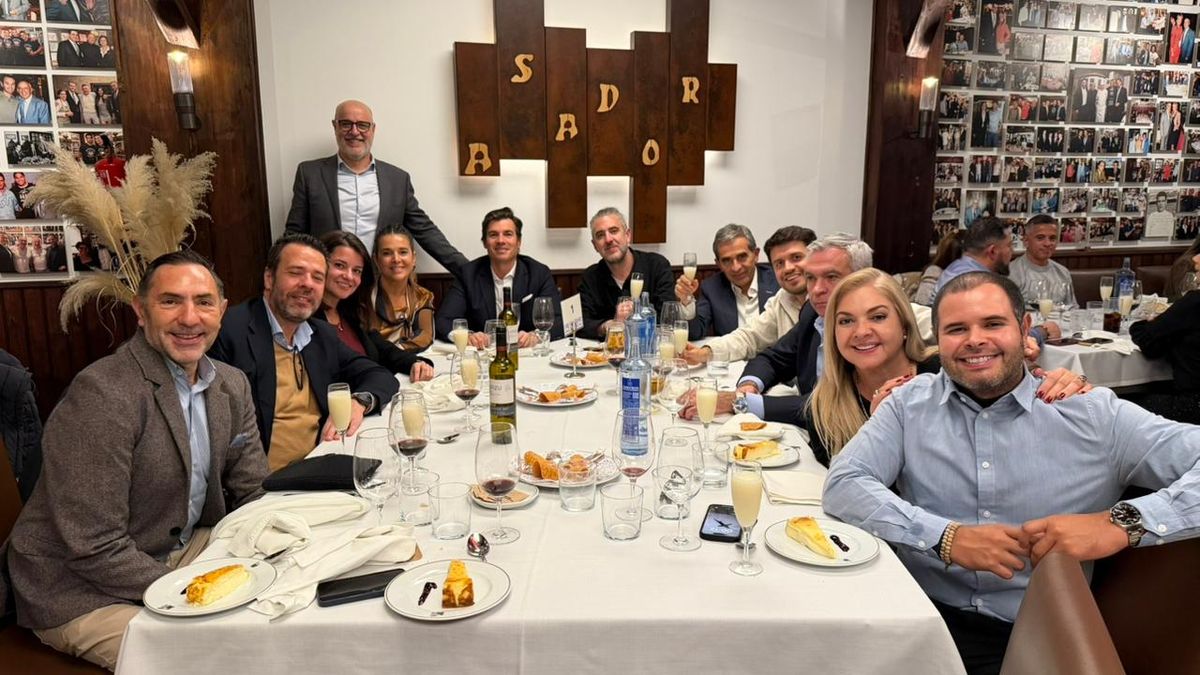 Mesa con directivos de Ávoris junto a operadores. Mesa con directivos de Ávoris junto a operadores.