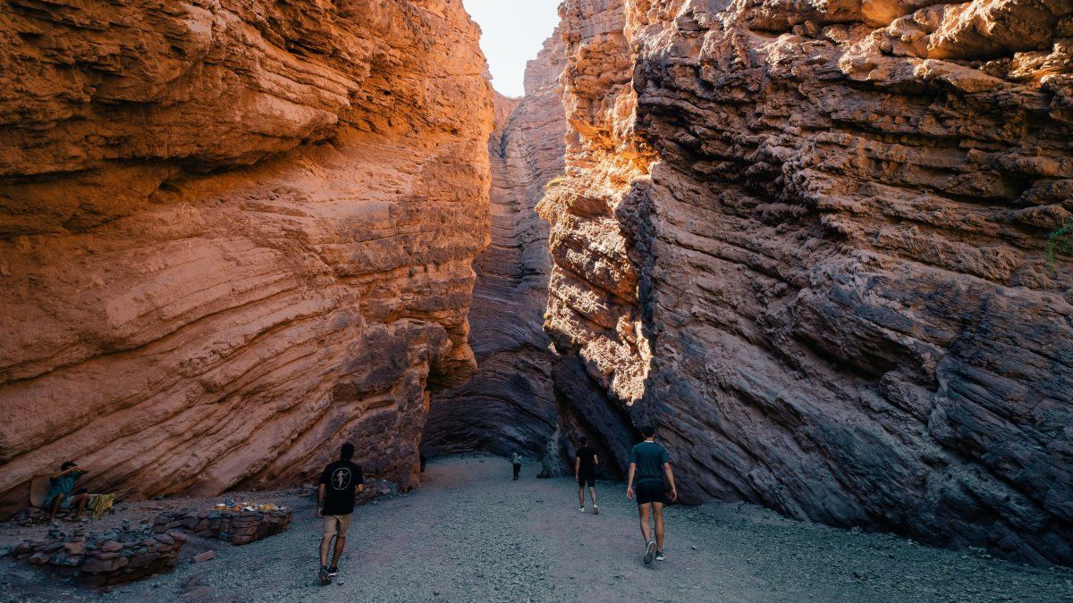 Verano en el norte argentina: la Quebrada de las Conchas ofrece uno de los espectáculos visuales más encantadores a través de sus formaciones rocosas. Verano en el norte argentina: la Quebrada de las Conchas ofrece uno de los espectáculos visuales más encantadores a través de sus formaciones rocosas.