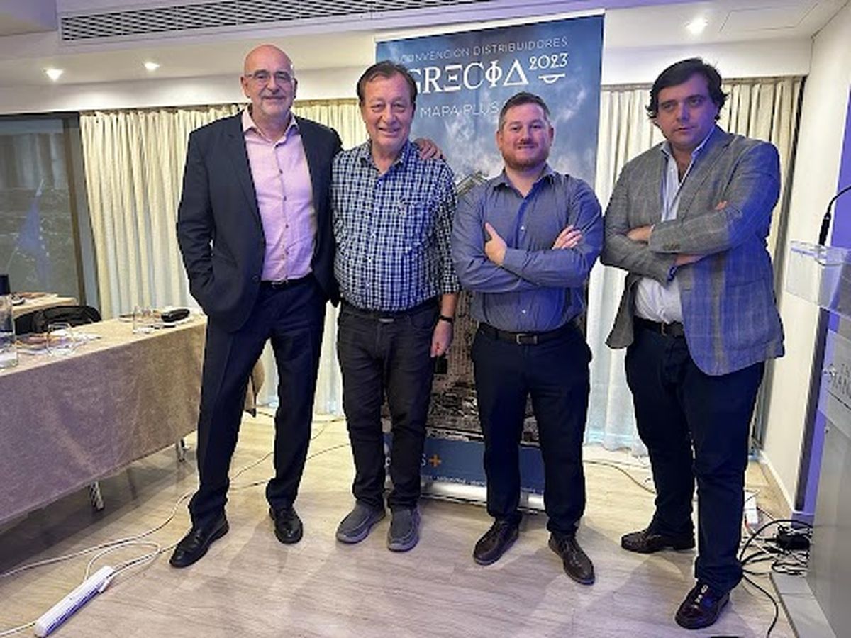 Juan Toselli y Baraldi (centro) junto a directivos de Mapaplus.