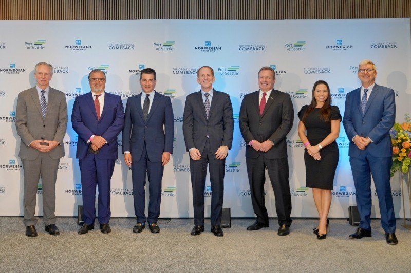 Los disertantes del panel de NCL: Tom Norwalk, Frank Del Rio, Scott Gottlieb, Harry Sommer, Stephen Metruck, Andrea DeMarco y Steven Moeller. &nbsp;