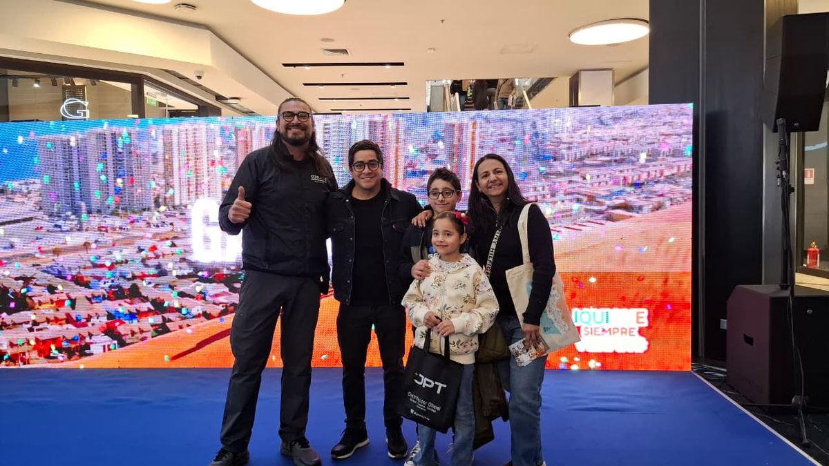 Iquique: actor Fernando Godoy compartió con la gente que se acercó al stand.