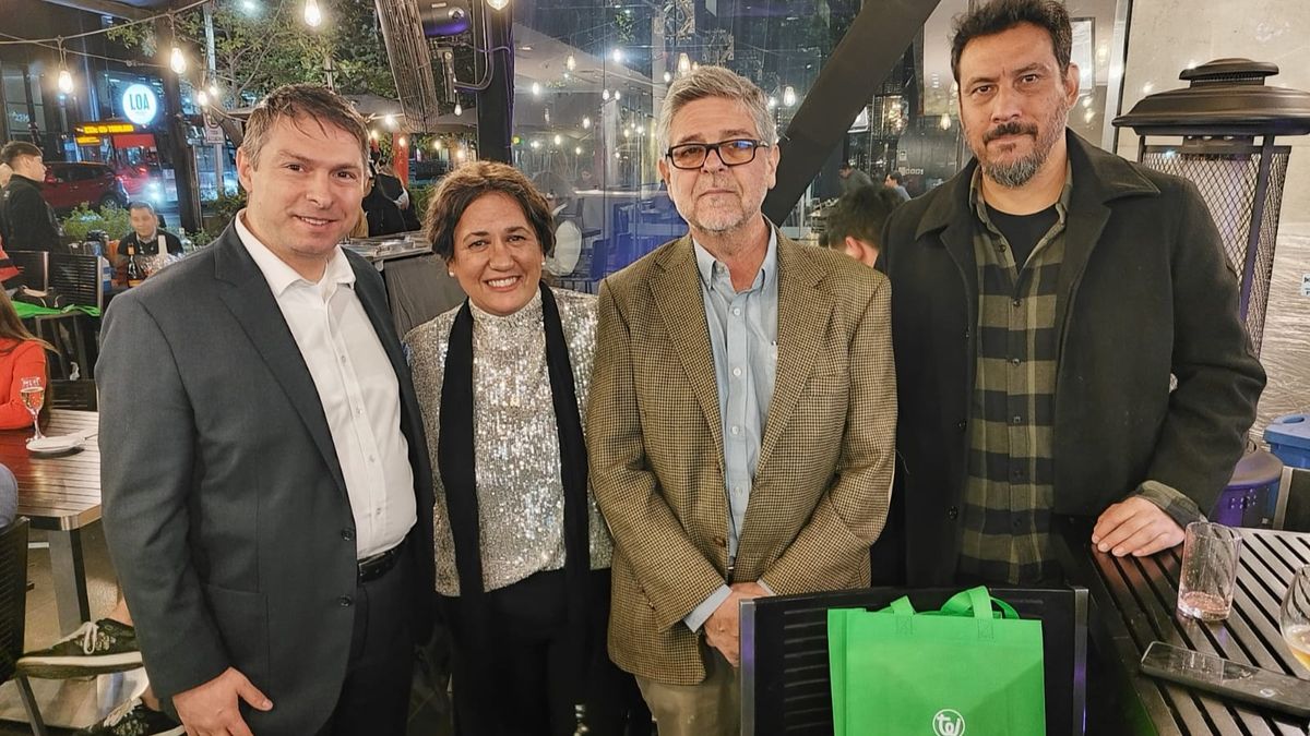 Ertan Alpay, director general de Turkish Airlines para Chile; María Paz Gallego; Claudio Vecchiola; y Rainiero Guerrero, director de Radio Futuro y Rock & Pop.&nbsp; 