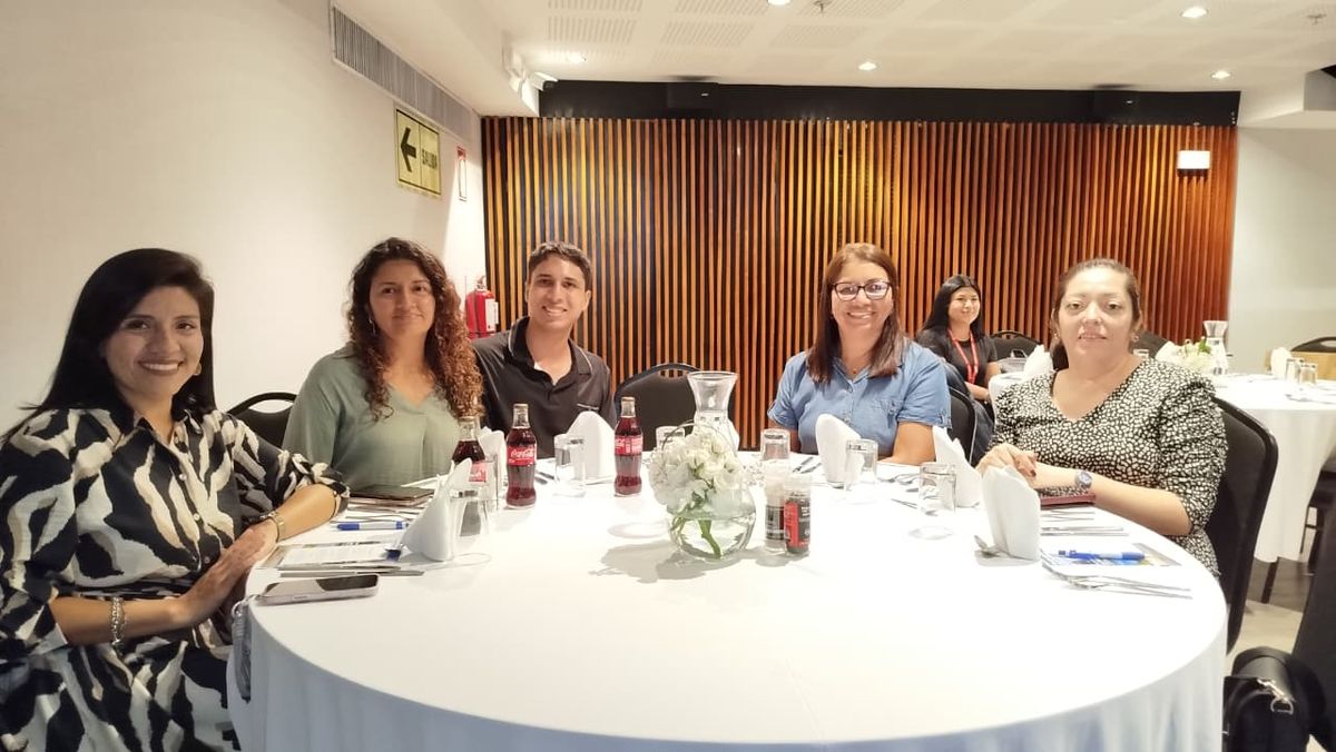 Agentes de viajes en el almuerzo de capacitaci&oacute;n.