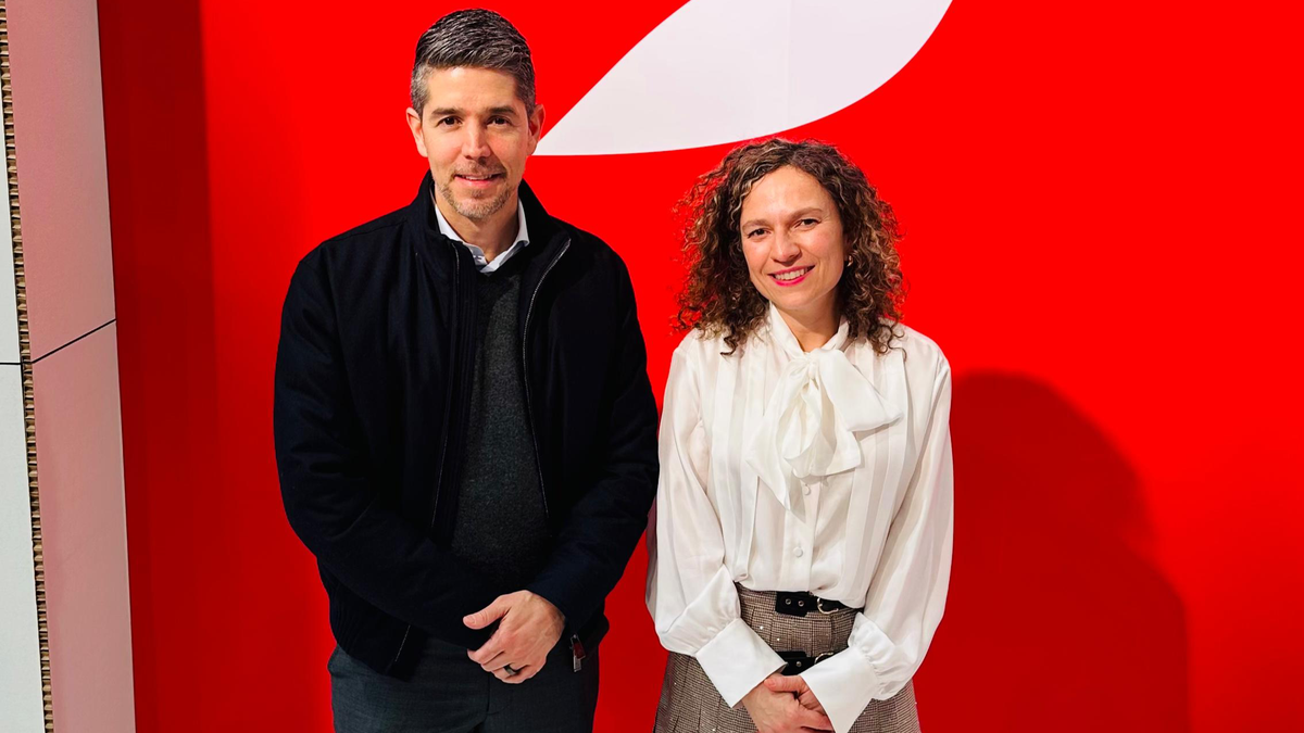 Directivos de Viva Aerobus e Iberia celebran el acuerdo de código compartido formado por las aerolíneas: Juan Carlos Zuazua, director General del Grupo Viva Aerobus; y María Jesús López Solas, directora comercial, de Desarrollo de Red y Alianzas de Iberia.