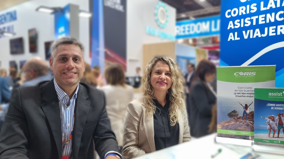 Coris: Leandro Cardozo, gerente comercial AMBA; junto a Silvana Carbonell, gerente comercial Interior, en el stand de Argentina en Fitur 2026.