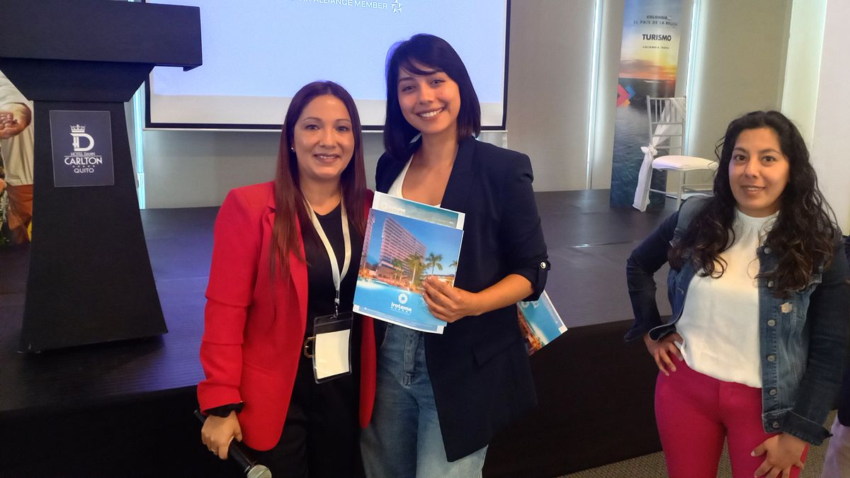 Empresarios de Santa Marta entregaron premios a las agencias de viajes presentes, en evento de ProColombia.