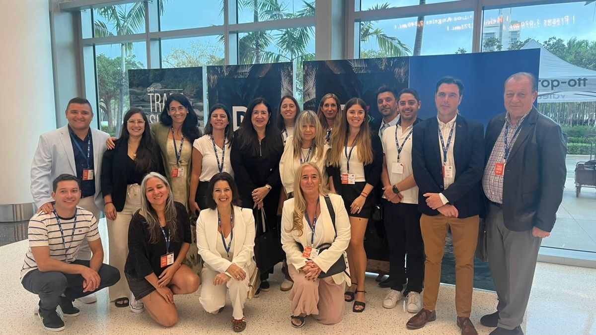 Profesionales del turismo argentinos en el TradeShow Miami 2026 junto a Rhina Olivares, directora de la Oficina de Turismo de República Dominicana para el Cono Sur. Profesionales del turismo argentinos en el TradeShow Miami 2026 junto a Rhina Olivares, directora de la Oficina de Turismo de República Dominicana para el Cono Sur.