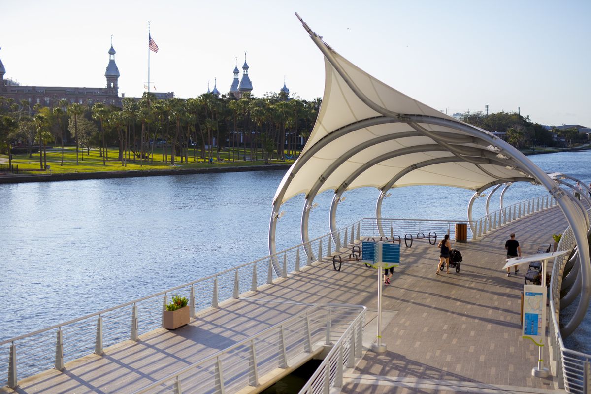 Tampa: en el Tampa Riverwalk hay numerosas opciones de tiendas y recreación así como espacios al aire libre.